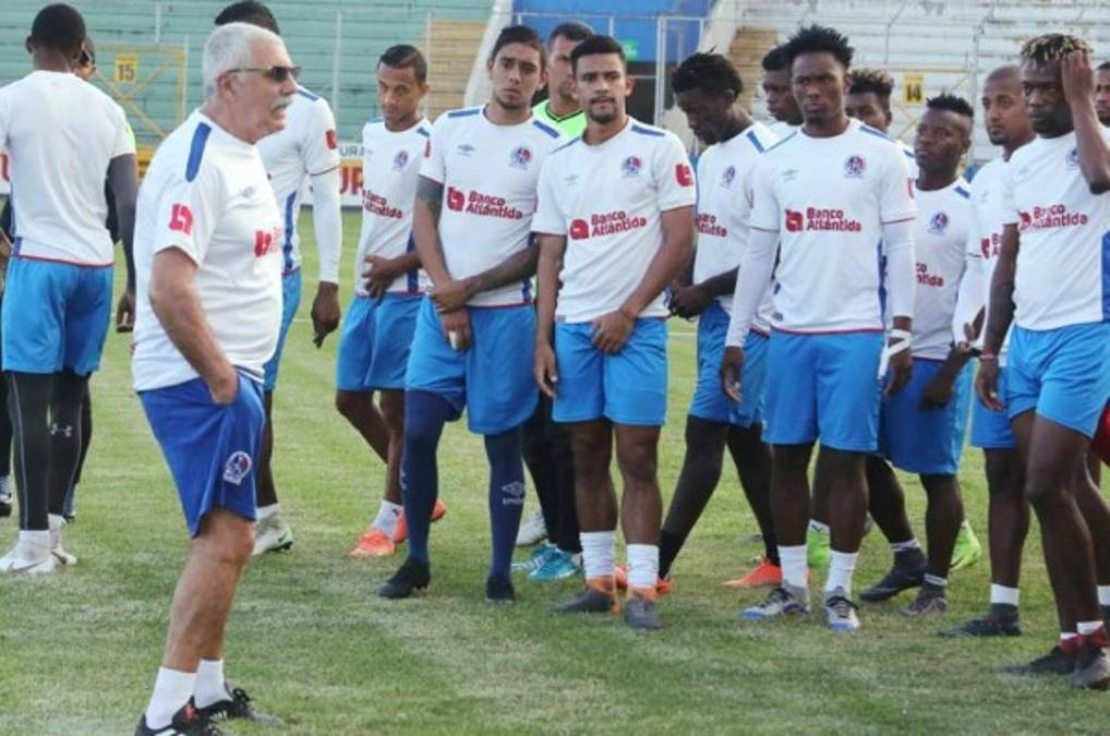 Manuel Keosseián y su primer 11 titular con Olimpia