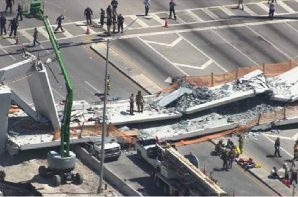 Se desploma un puente en Miami frente a FIU días después de ser inaugurado
