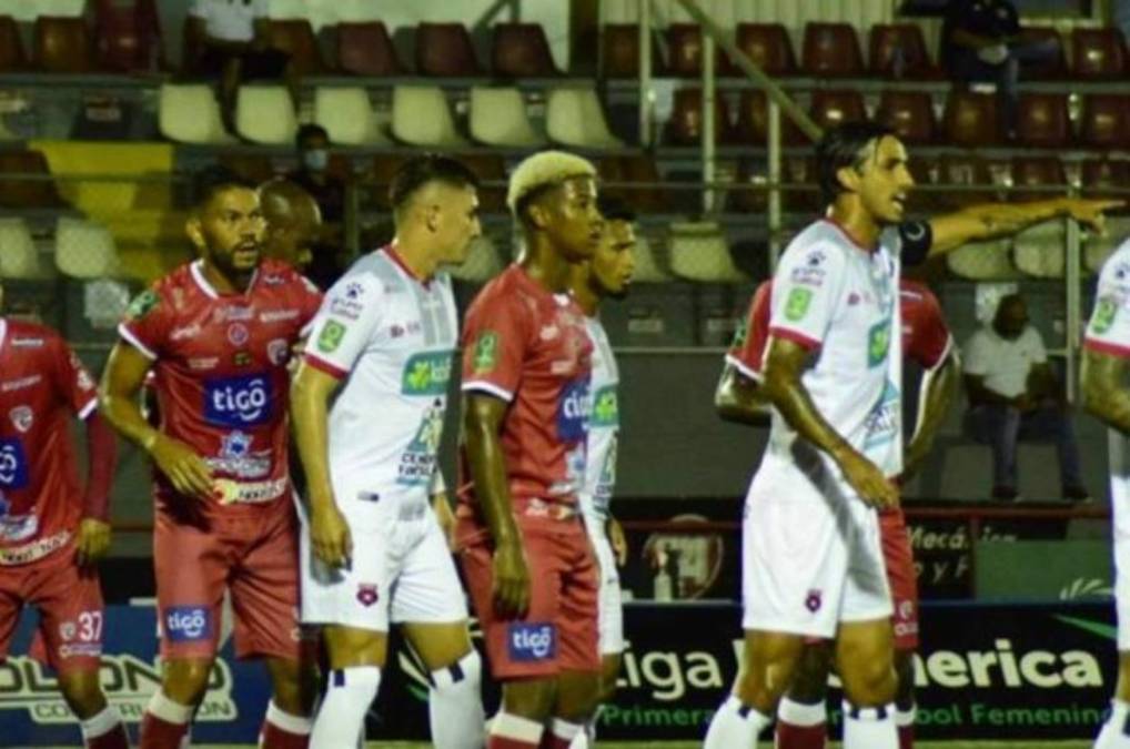 Alajuelense se 'estrella' y cae ante Santos de Guápiles en la semifinal de ida en Costa Rica