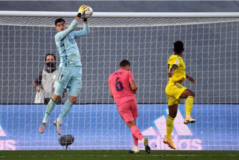 No se vio en TV: El gol del 'Choco' Lozano, la falta de Ramos al catracho y el enojo de Courtois