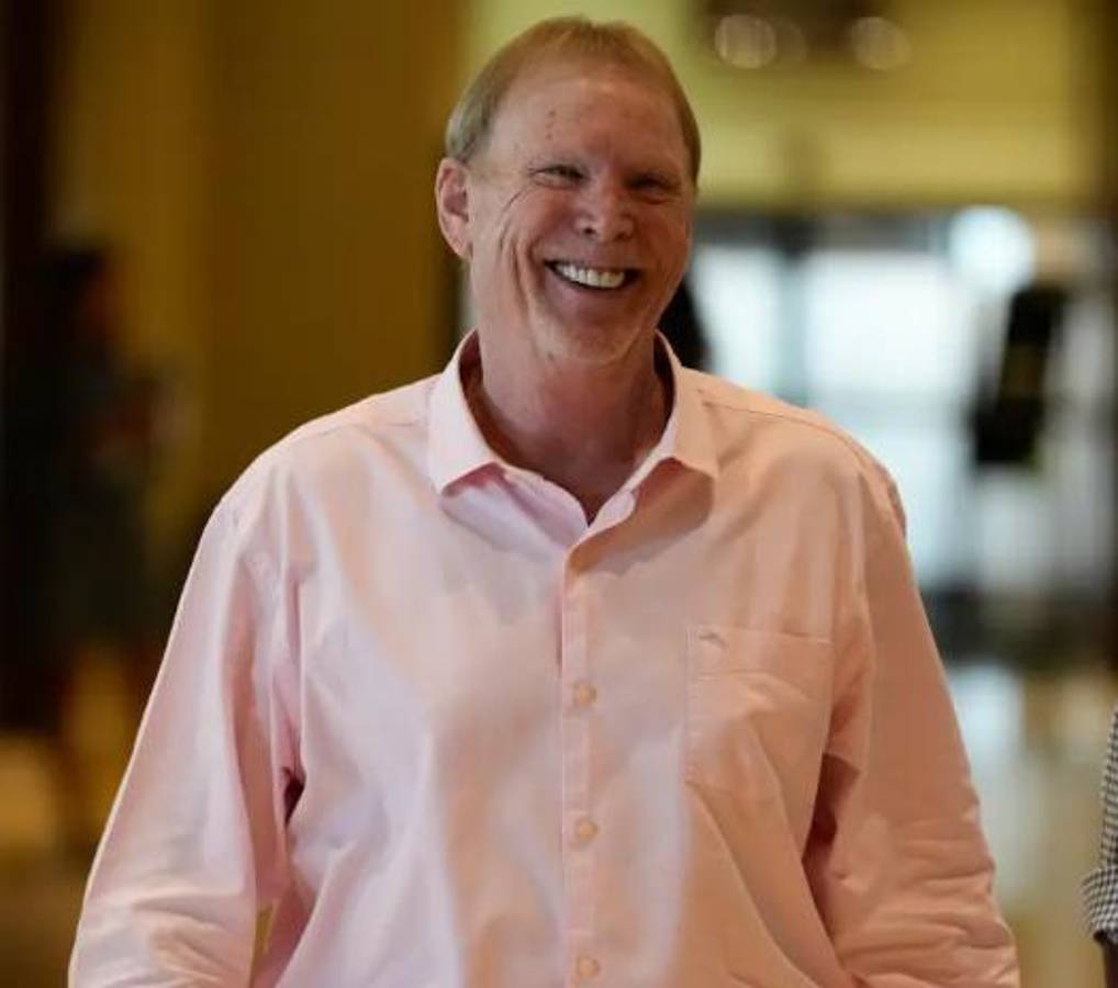 Dueño de un equipo fue flechado por bella bailarina con 42 años de diferencia: Ella no sabía que yo era multimillonario