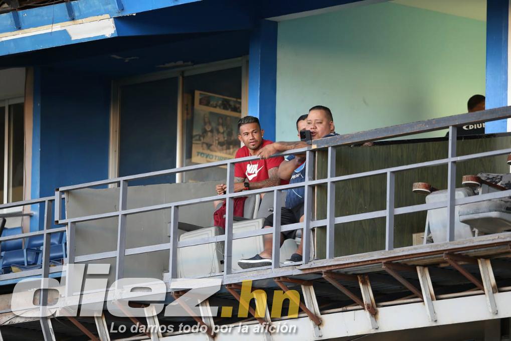 FOTOS: La tristeza de Diego Vázquez rumbo al camerino, las agresiones a jugadores chapines y la chica motagüense que hizo explotar el palco