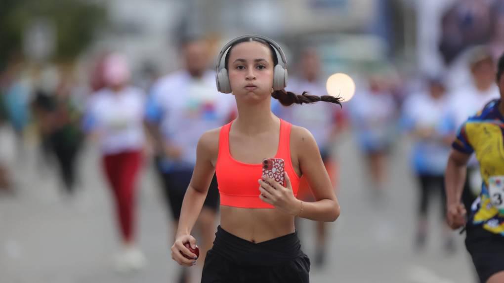 Maratón La Prensa: Atletismo puro, belleza femenina, mascotas corriendo y alegría en búsqueda de la meta