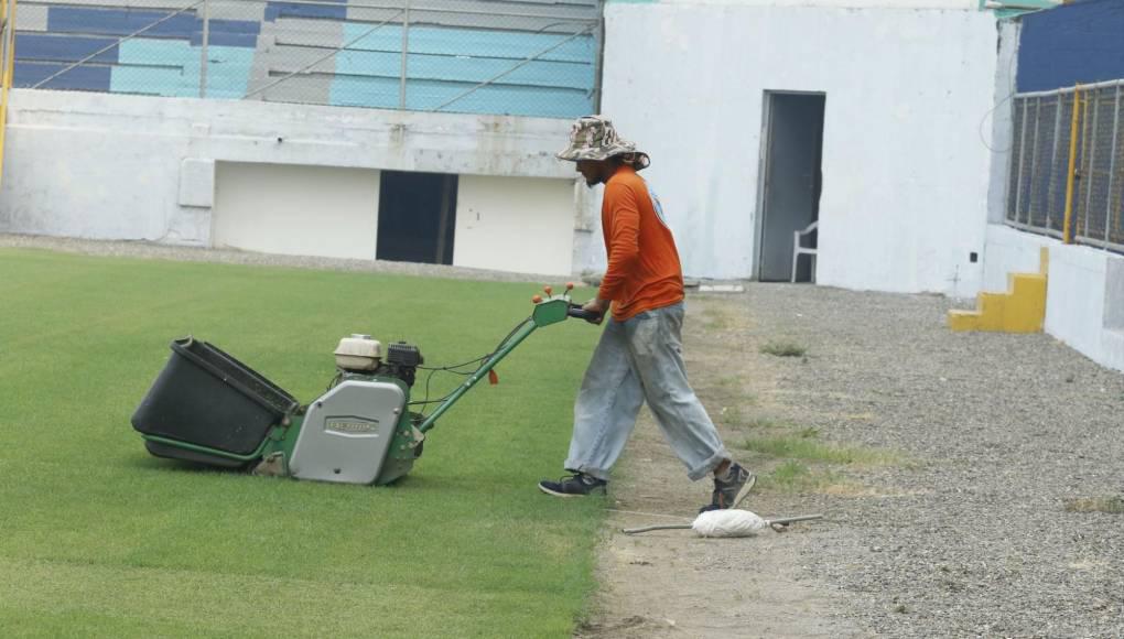 ¡Como mesa de billar! Estadio Morazán luce espectacular nueva grama y comienzan a realizar instalaciones