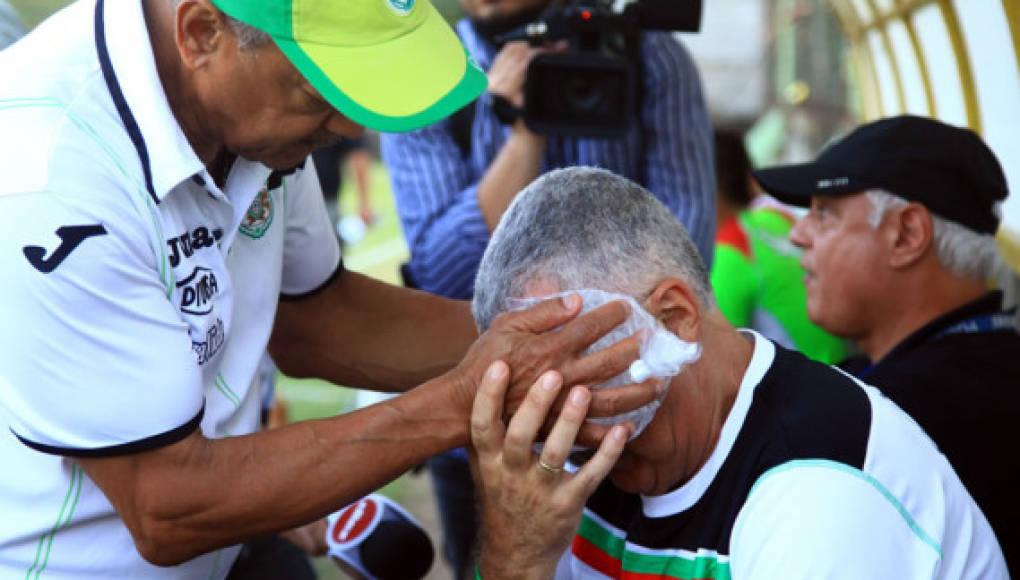 ¡Piedras, bengalas y morteros! Las agresiones se han visto en el fútbol hondureño en los últimos años