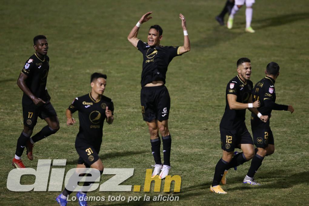 FOTOS: La tristeza de Diego Vázquez rumbo al camerino, las agresiones a jugadores chapines y la chica motagüense que hizo explotar el palco