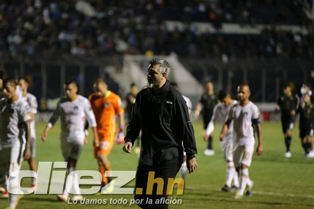 FOTOS: La tristeza de Diego Vázquez rumbo al camerino, las agresiones a jugadores chapines y la chica motagüense que hizo explotar el palco