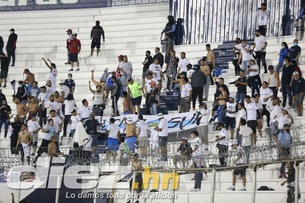 FOTOS: La tristeza de Diego Vázquez rumbo al camerino, las agresiones a jugadores chapines y la chica motagüense que hizo explotar el palco