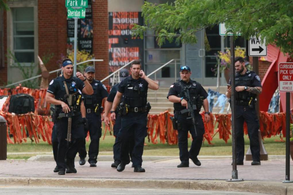 Al menos 6 muertos y 24 heridos en tiroteo en desfile del 4 de julio cerca de Chicago, Estados Unidos