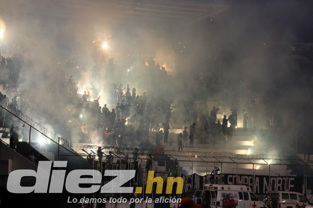 FOTOS: La tristeza de Diego Vázquez rumbo al camerino, las agresiones a jugadores chapines y la chica motagüense que hizo explotar el palco