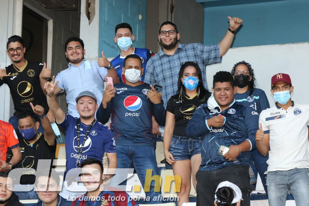 FOTOS: La tristeza de Diego Vázquez rumbo al camerino, las agresiones a jugadores chapines y la chica motagüense que hizo explotar el palco