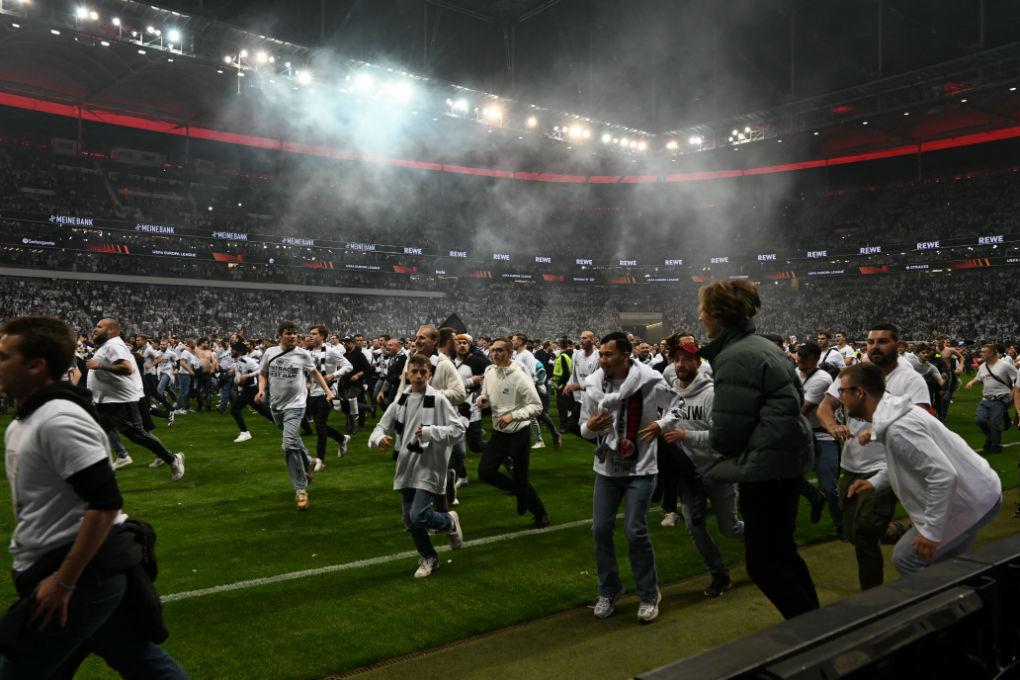 ¡Locura total! La invasión de los hinchas del Eintracht Frankfurt tras volver a una final europea 42 años después