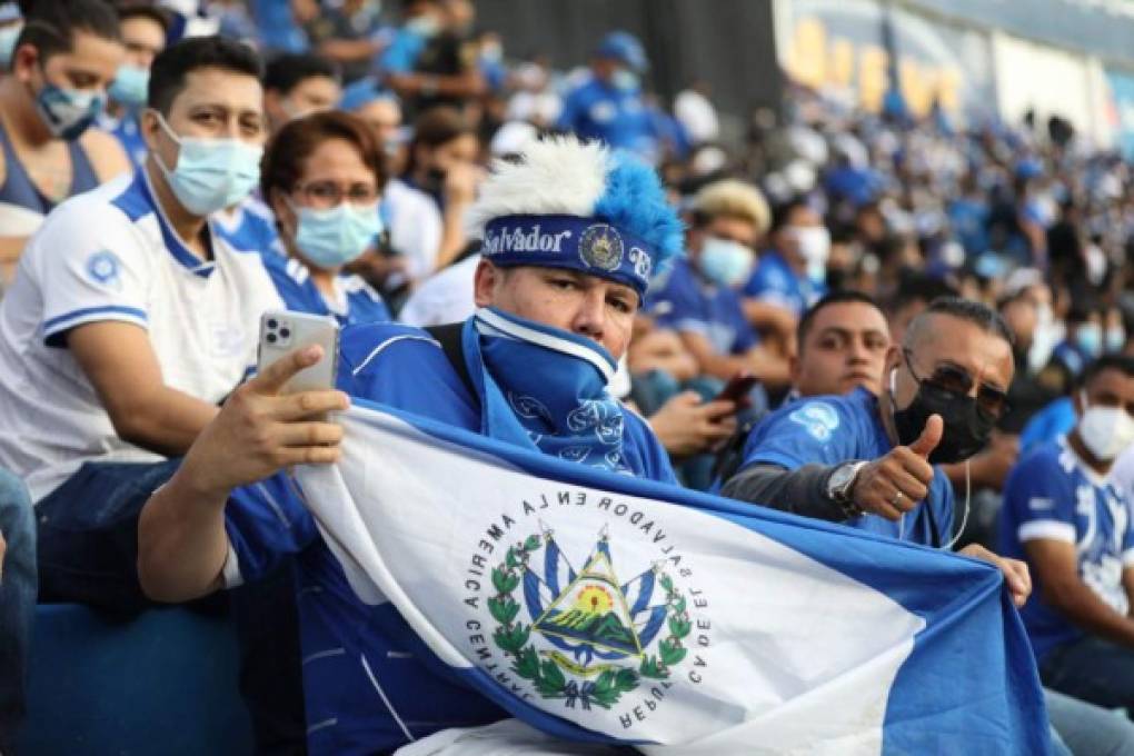 ¡Los 'jeques' y el mensaje a Bukele! Las postales de El Salvador vs. México en el Cuscatlán