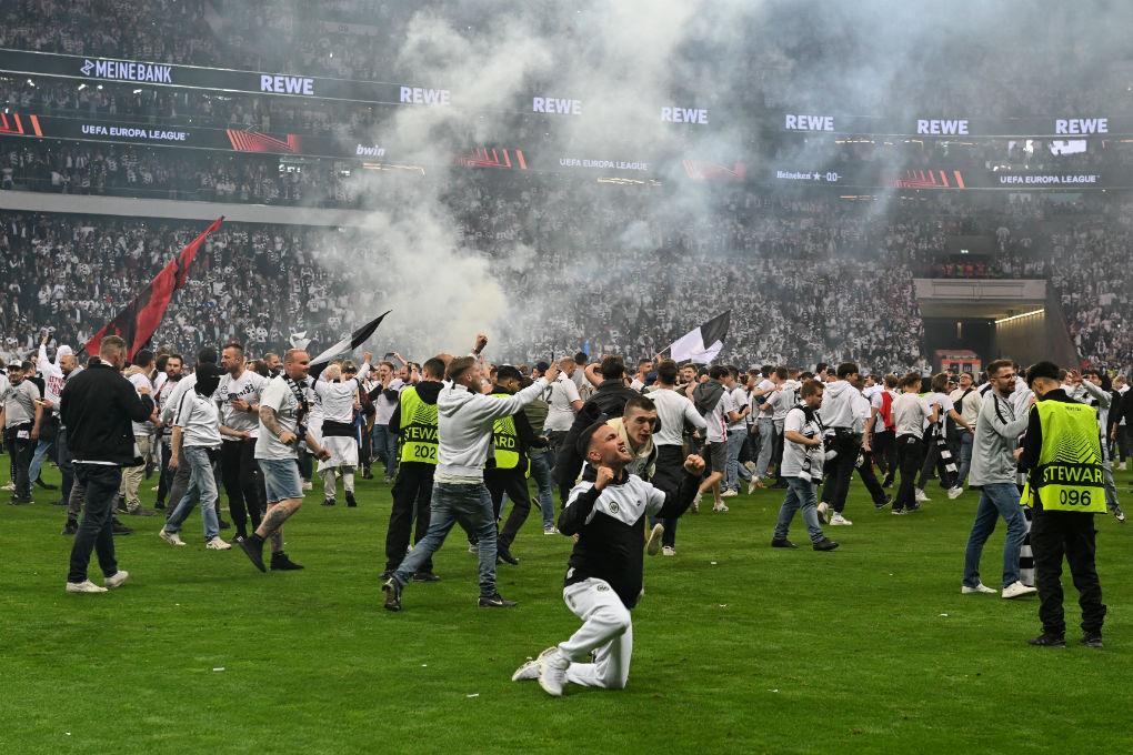 ¡Locura total! La invasión de los hinchas del Eintracht Frankfurt tras volver a una final europea 42 años después