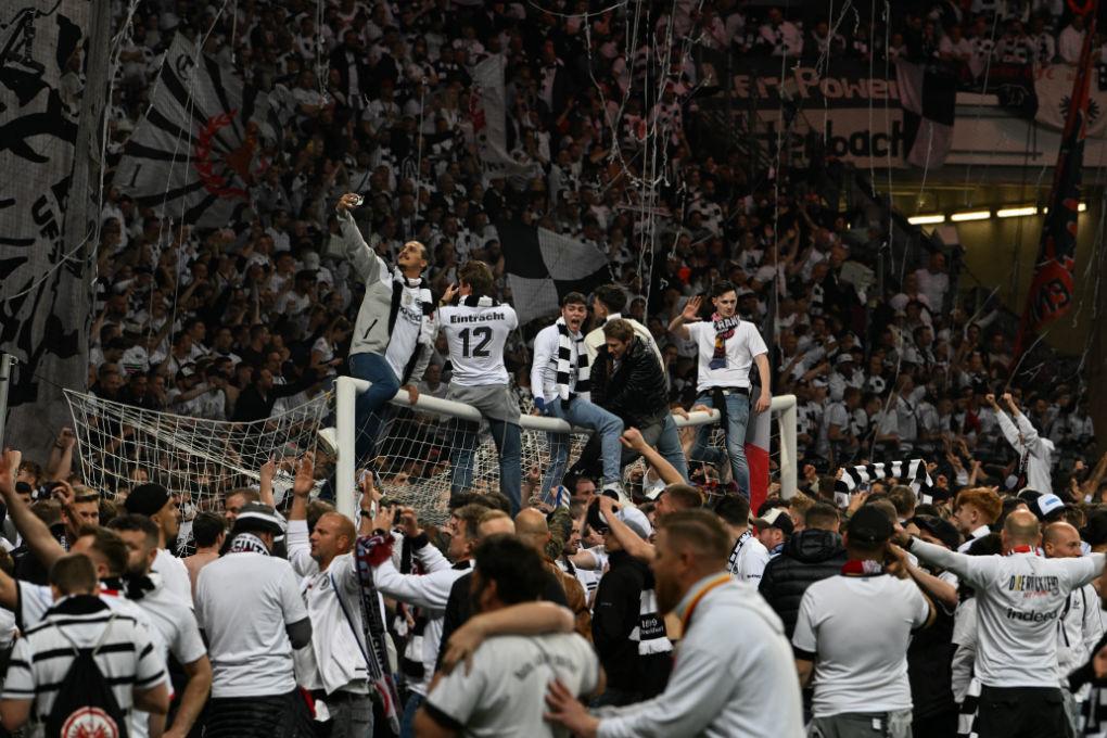 ¡Locura total! La invasión de los hinchas del Eintracht Frankfurt tras volver a una final europea 42 años después