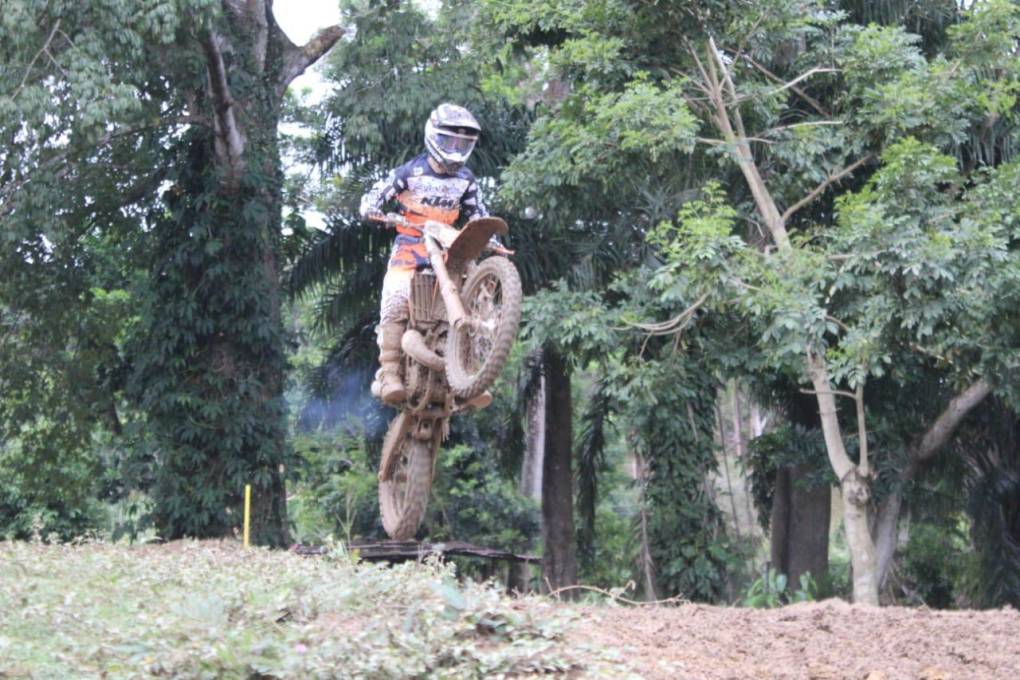 Adrenalina pura: Campeonato nacional de motocross disputó su segunda fecha en una extrema pista en La Ceiba