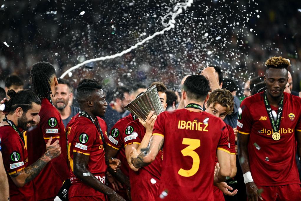 Las lágrimas de Mourinho tras ganar la Conference League con la Roma y el gesto con el que afirma que es el mejor del mundo