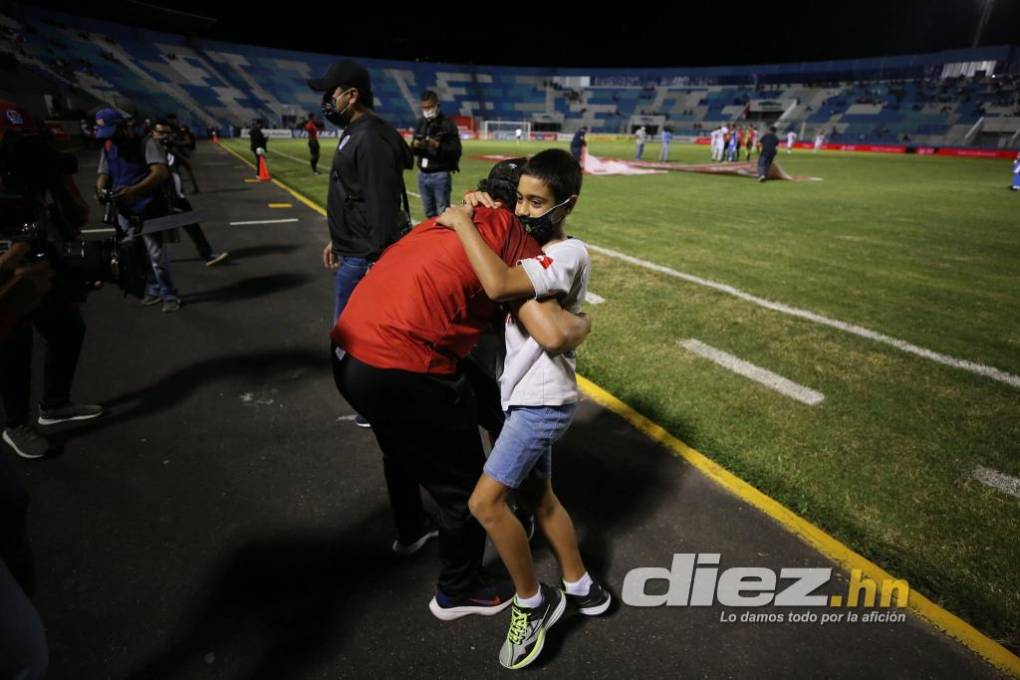 Lo que no viste en TV: El tierno abrazo de Troglio con unos niños, bellas chicas y Diego Vázquez en la doble cartelera en el Nacional