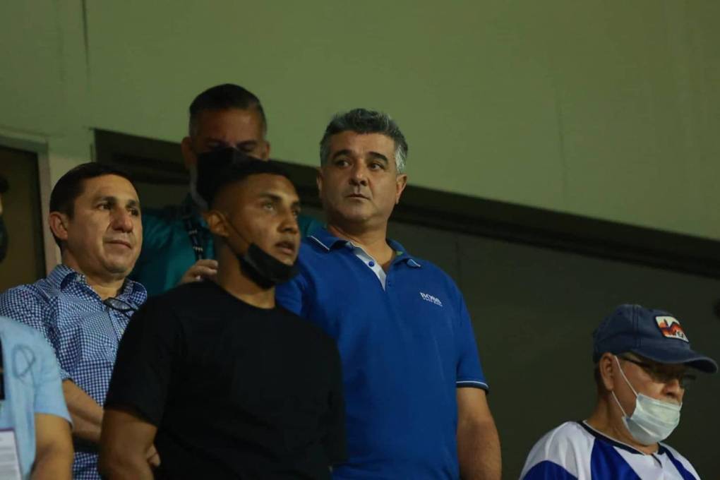Diego Vázquez reaparece y llega al estadio Morazán para observar a los Sub-20 de Honduras en el día decisivo
