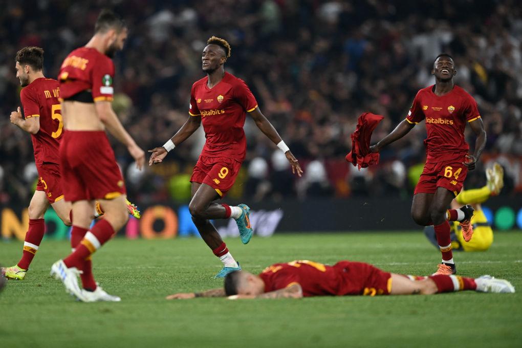 Las lágrimas de Mourinho tras ganar la Conference League con la Roma y el gesto con el que afirma que es el mejor del mundo