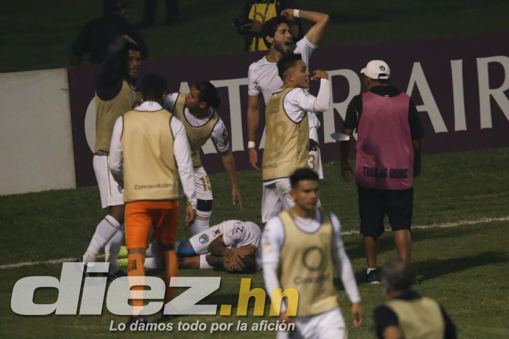 FOTOS: La tristeza de Diego Vázquez rumbo al camerino, las agresiones a jugadores chapines y la chica motagüense que hizo explotar el palco