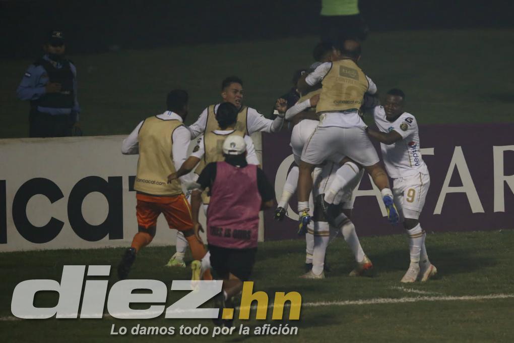 FOTOS: La tristeza de Diego Vázquez rumbo al camerino, las agresiones a jugadores chapines y la chica motagüense que hizo explotar el palco