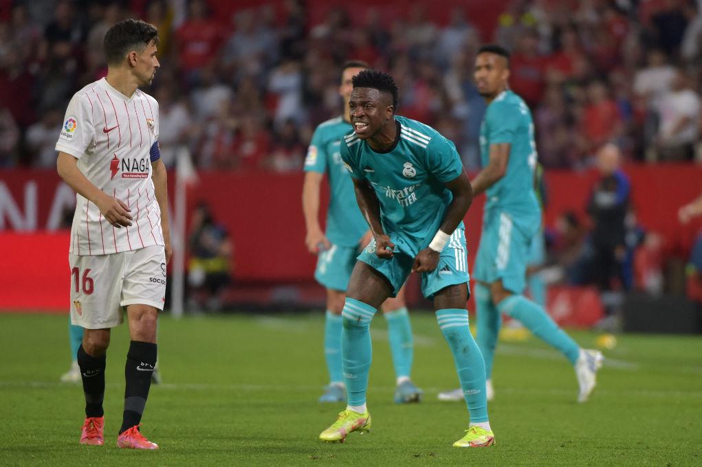 Las fotos de la increíble remontada del Real Madrid: Alaba celebra con otra silla y la bronca de Vinicius