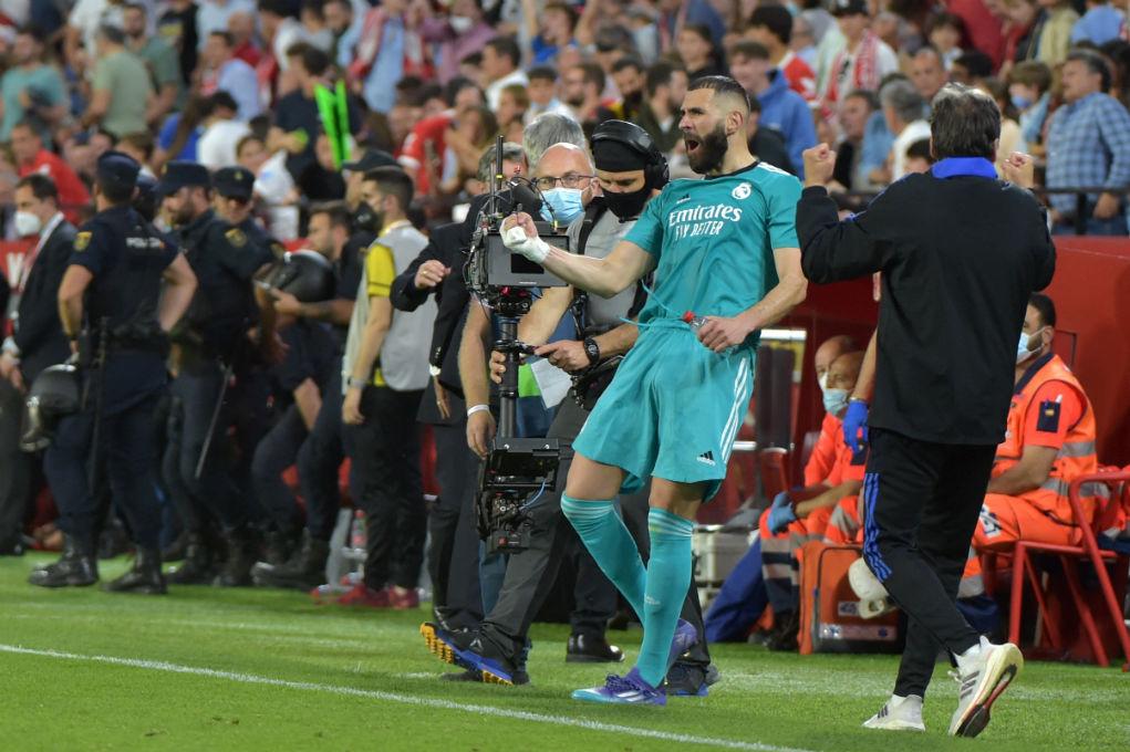 Las fotos de la increíble remontada del Real Madrid: Alaba celebra con otra silla y la bronca de Vinicius