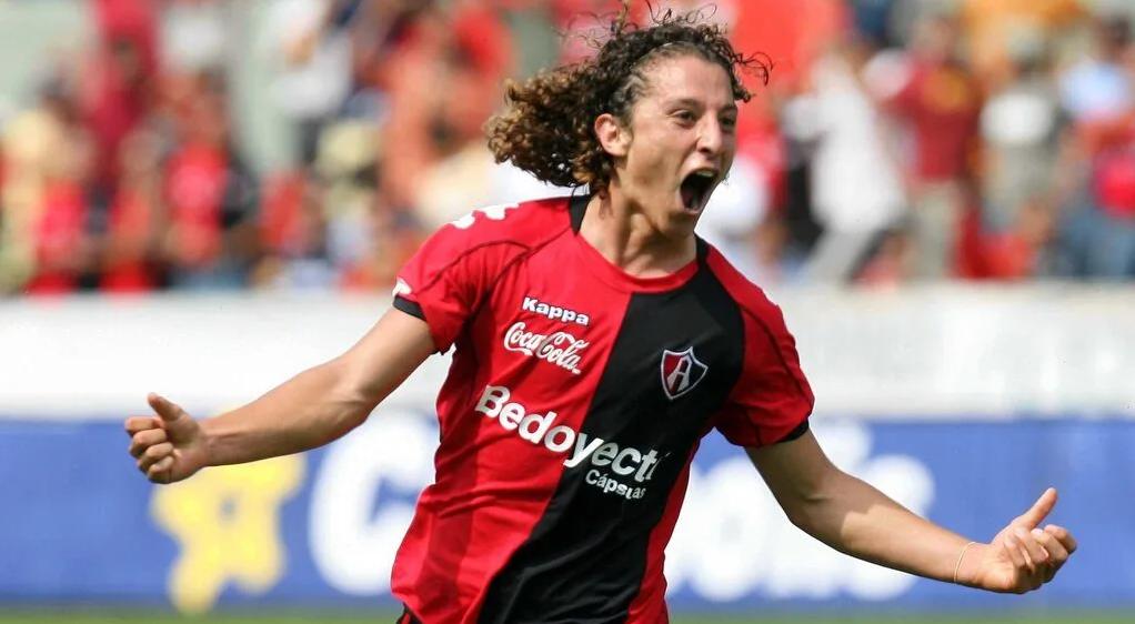 Andrés Guardado en su paso por las filas del Atlas en la Liga MX.
