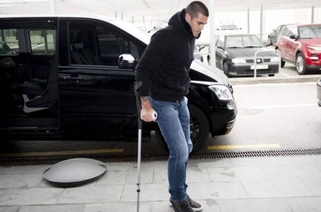 Víctor Valdés fue operado y estará siete meses de baja
