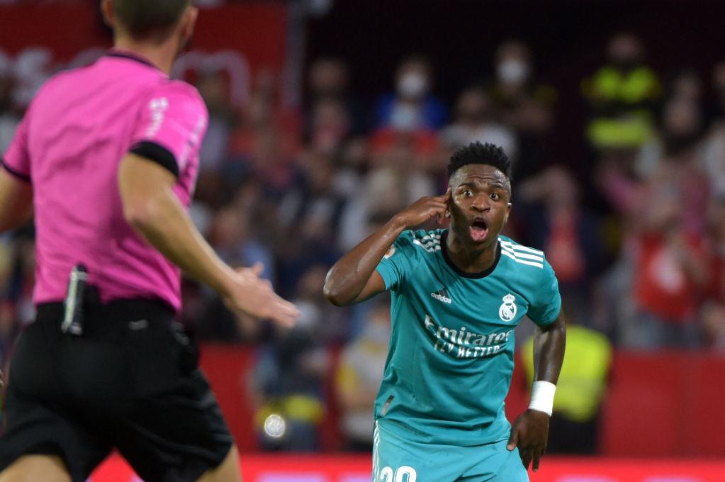 Las fotos de la increíble remontada del Real Madrid: Alaba celebra con otra silla y la bronca de Vinicius