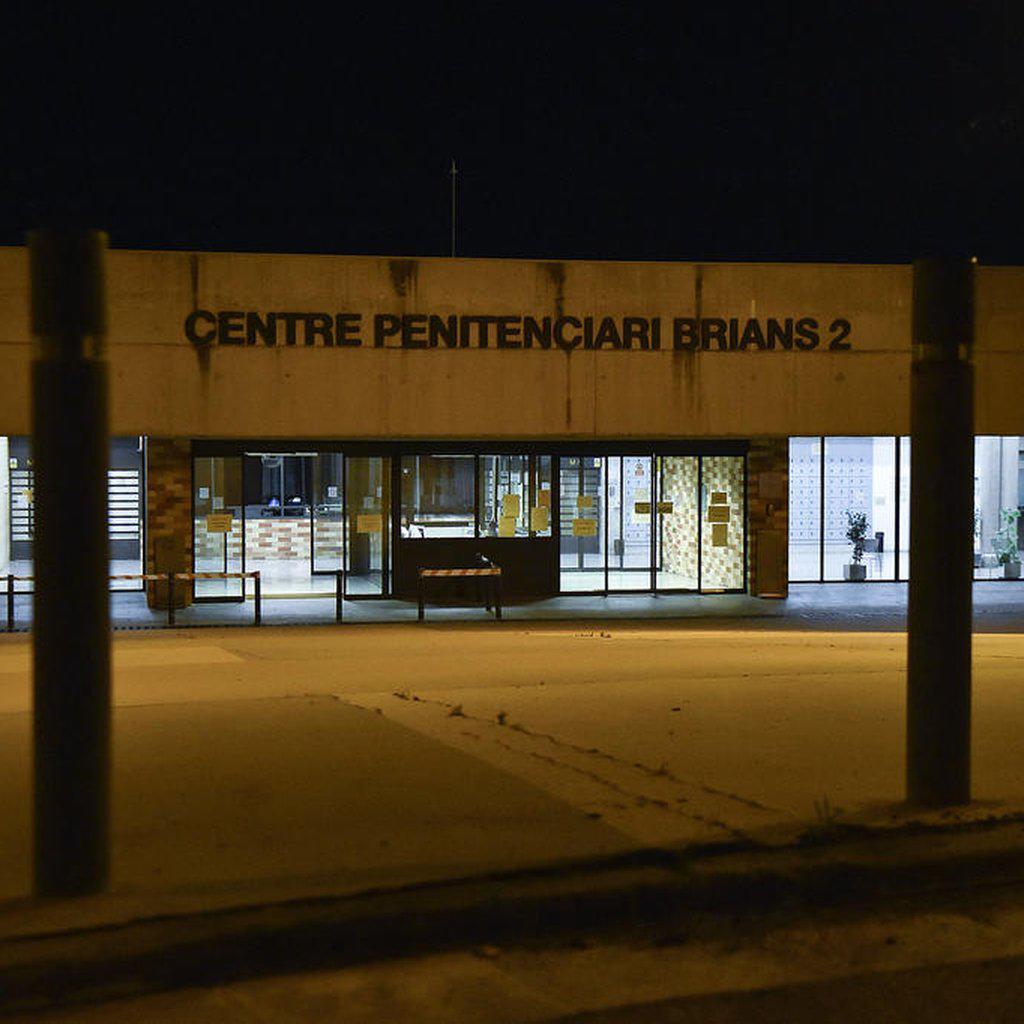 Un mes tras la rejas: la vida de Dani Alves en la cárcel, lo que ha pedido para su celda y le compra comida a los otros reclusos