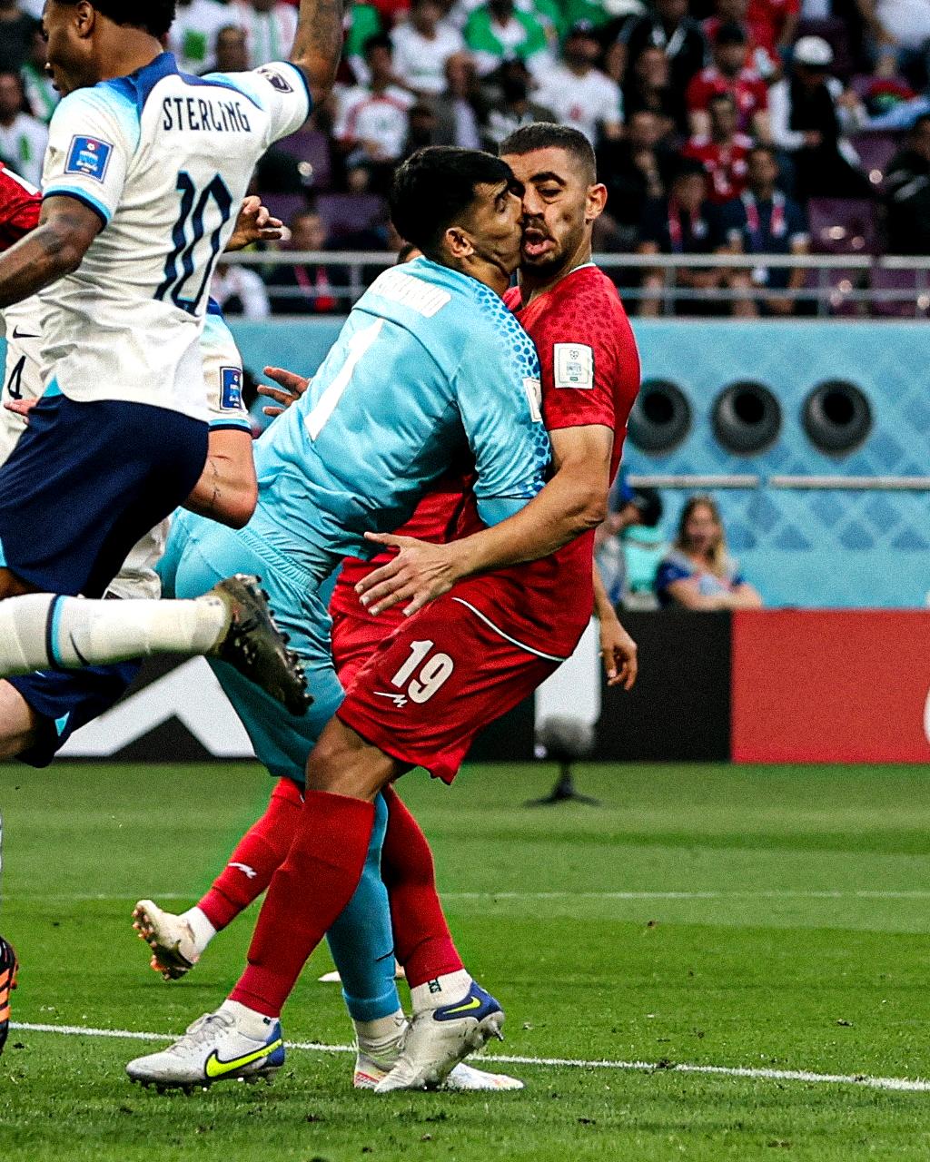 FOTOS: Portero de Irán se fue en camilla luego de recibir terrible golpe de su propio compañero en el Mundial de Qatar 2022