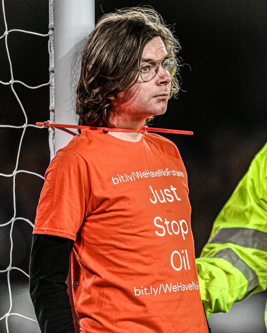 Nunca se vio esto en la Premier League: aficionado salta al campo y se amarra a una de las porterías para detener el Everton-Newcastle