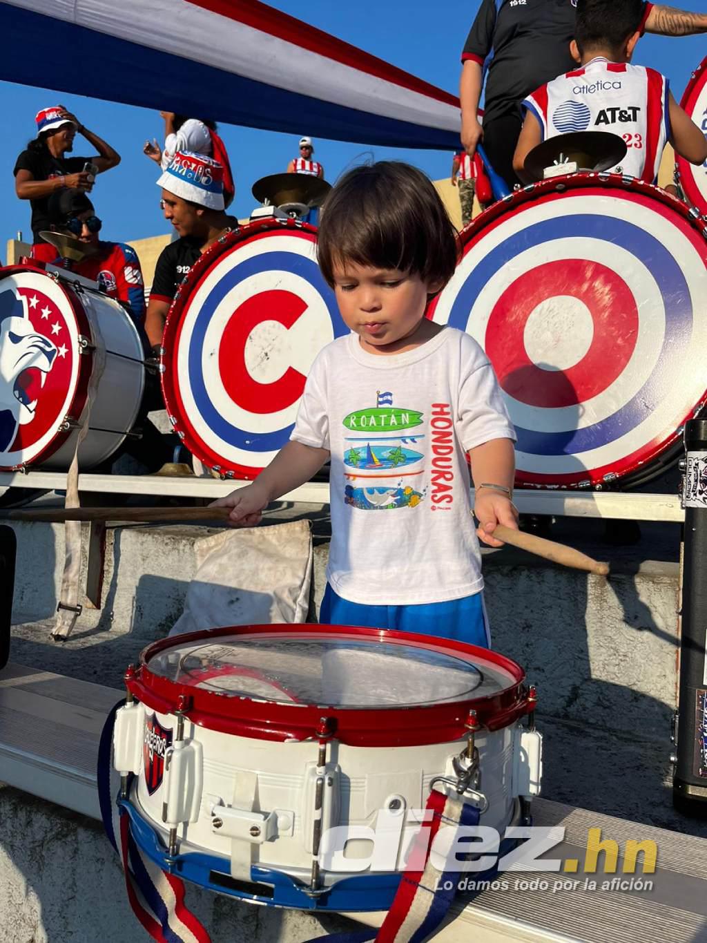 Alegría y ambiente inigualable entre hinchas de Olimpia en New Jersey; Kevin López aclamado por autógrafos en Comunicaciones