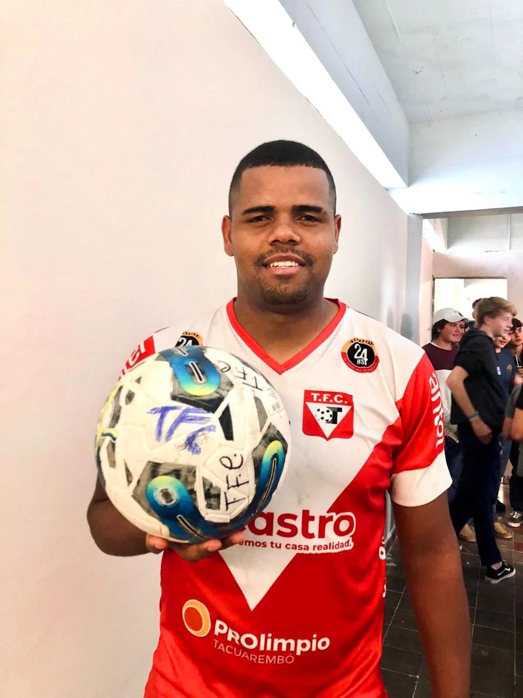 El 30 de julio del 2023 se despachó cinco goles en la paliza del Tacuarembó FC 5-2 sobre Oriental.