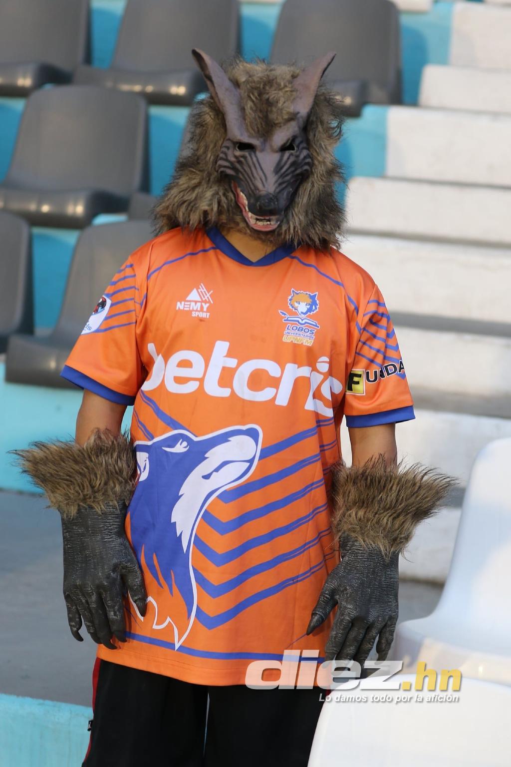 Lo que no viste en TV: El tierno abrazo de Troglio con unos niños, bellas chicas y Diego Vázquez en la doble cartelera en el Nacional