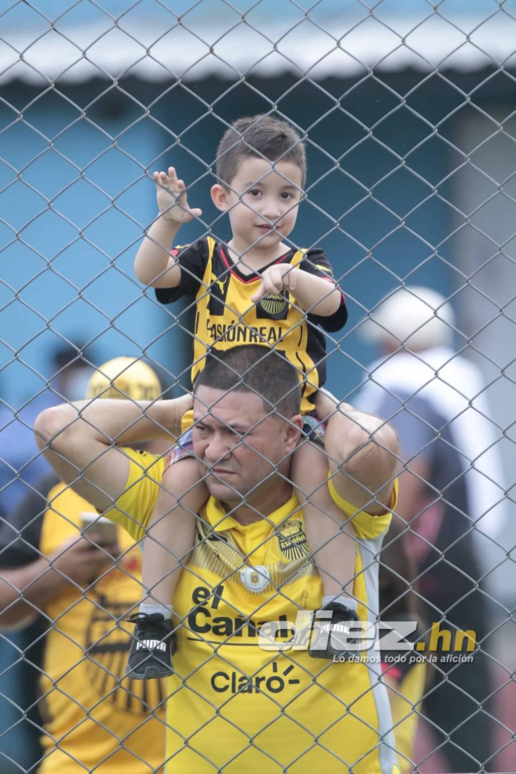 La nueva mascota de La Máquina, sonrisas, bellezas y todo el color durante el amistoso de Real España en Choloma