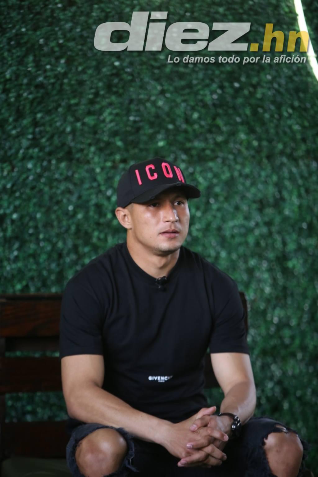 Héctor Castellanos durante la entrevista con Saúl Carranza. Foto: Andro Rodríguez.