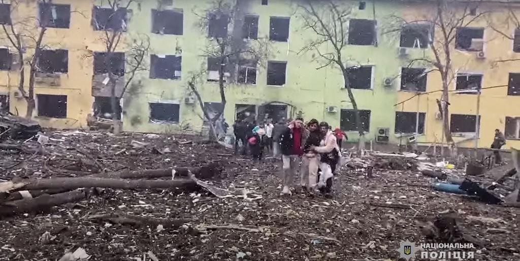 Desgarradoras imágenes: así fue el bombardeo ruso que destruyó un hospital materno-infantil en Ucrania; se reportaron muertos