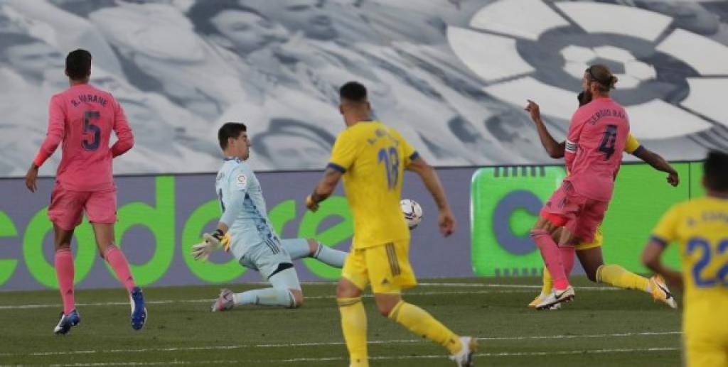 No se vio en TV: El gol del 'Choco' Lozano, la falta de Ramos al catracho y el enojo de Courtois