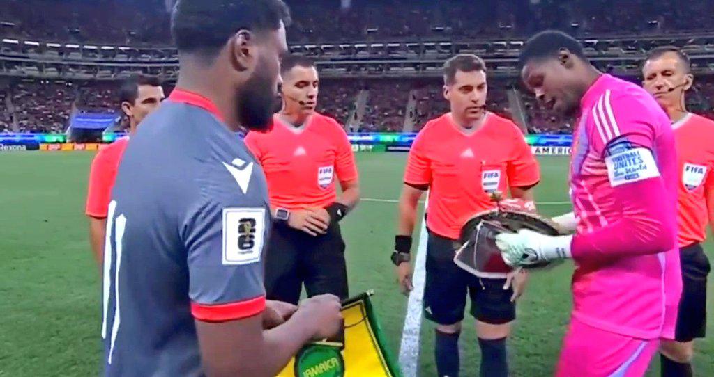 Nueva Caledonia se roba el amor de los mexicanos, ¿qué objeto le dieron al portero de Jamaica que es tendencia mundial?