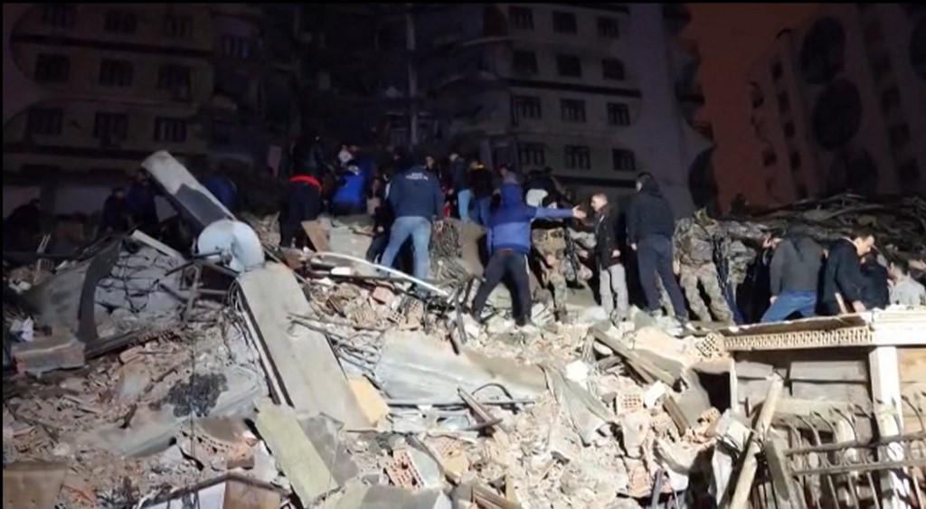 Horror en Turquía: poderoso terremoto causa más de mil muertes y exfutbolista del Chelsea está desaparecido entre los escombros