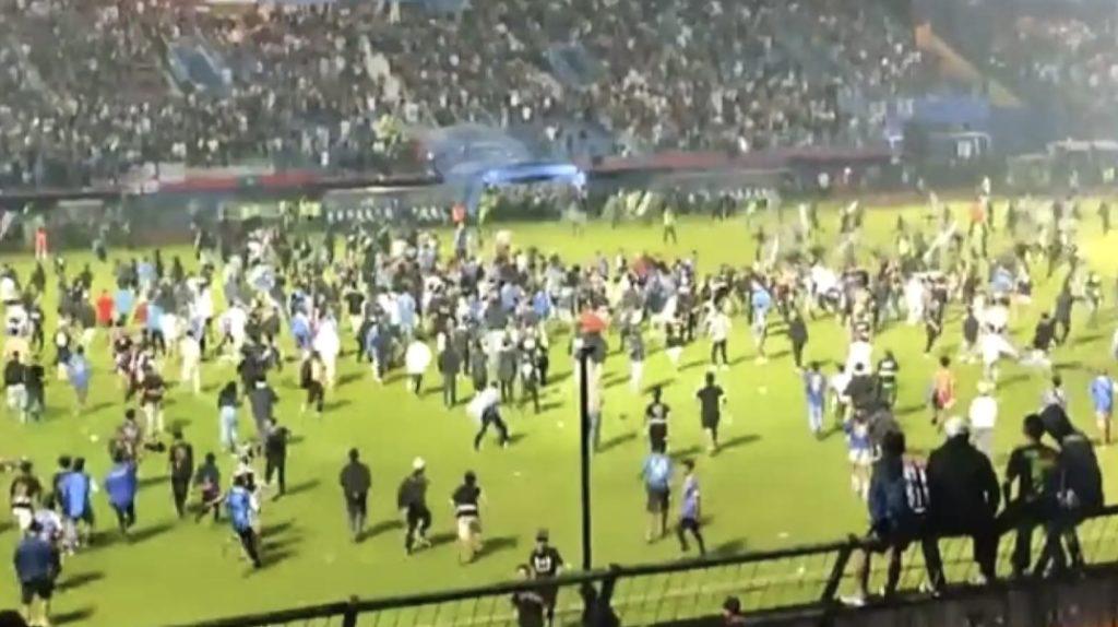 Imágenes aterradoras: Al menos 174 personas perdieron la vida en un partido de fútbol en Indonesia