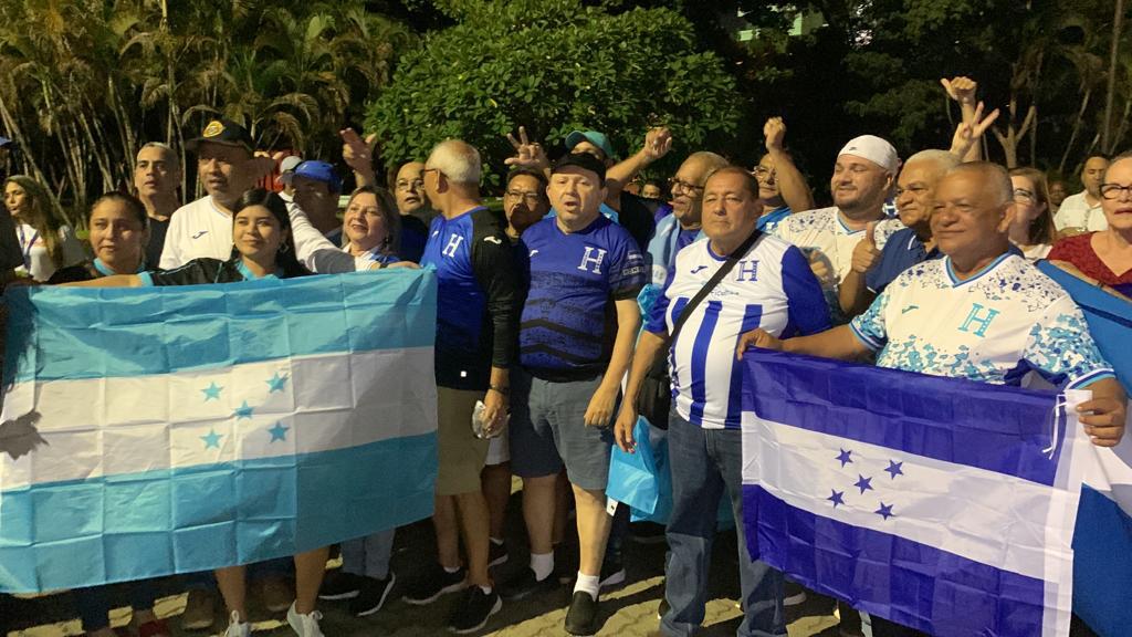 ¡Presencia catracha! Las imágenes del ambiente en el estadio Olímpico Félix Sánchez para el duelo entre Cuba y Honduras