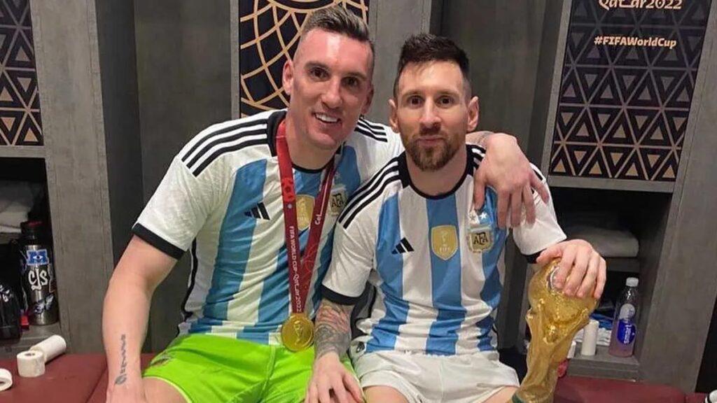 Franco Armani junto con Leo Messi luego de ganar el Mundial de Qatar-2022.