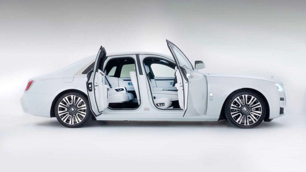¡Jennifer López y Cristiano Ronaldo tienen uno! Así es el Rolls-Royce Ghost, el último lujito de Teófimo López