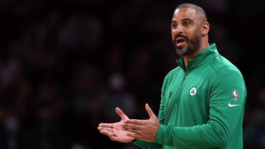 Escándalo en la NBA: entrenador de los Celtis se acuesta con compañera de la franquicia y este sería su castigo