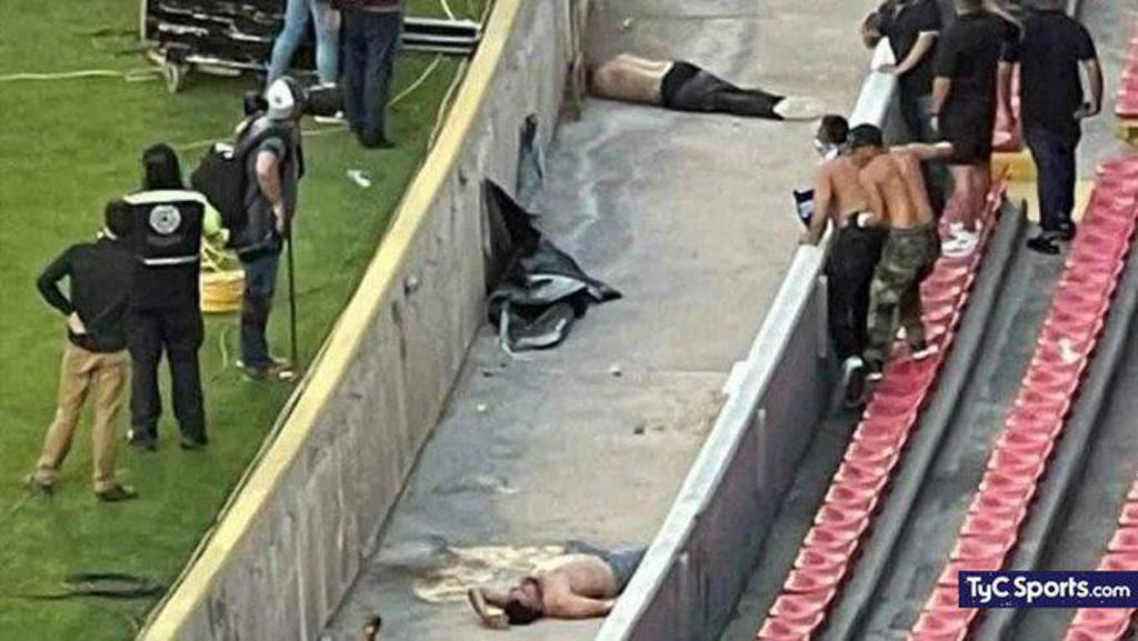 Tragedia en México Así fue la impactante pelea entre barras de Querétaro y Atlas que dejó más