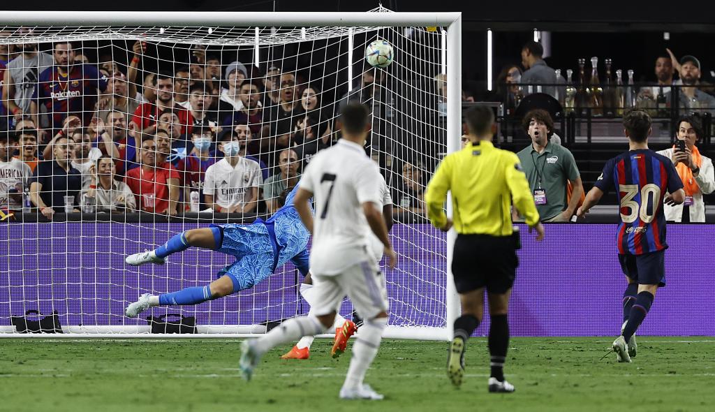 Raphinha le quema el arco al Real Madrid, los agarrones y así fue el debut de Lewandowski con el Barça; Amado Guevara en el Clásico